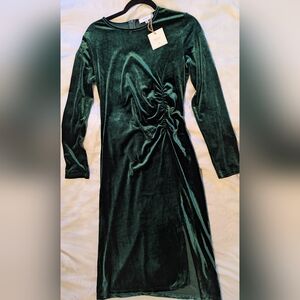 Rihoas Emerald Green Form Fitting Long Sleeve Velvet Midi Dress size medium NWT